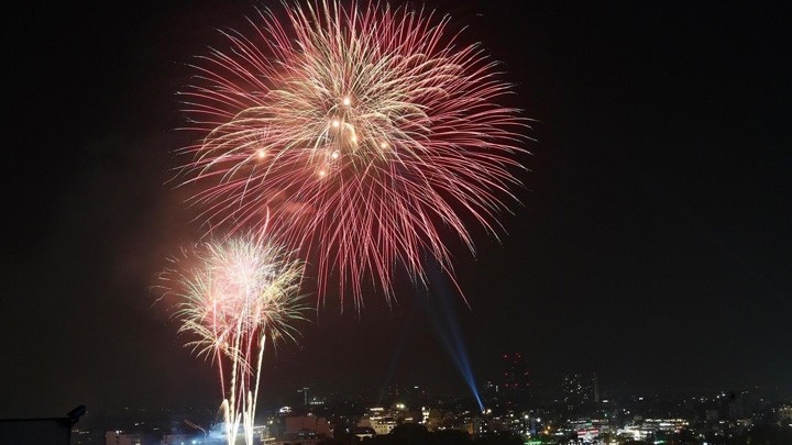 Les feux d'artifice lumineux dans le ciel de la capitale le soir du Nouvel An.