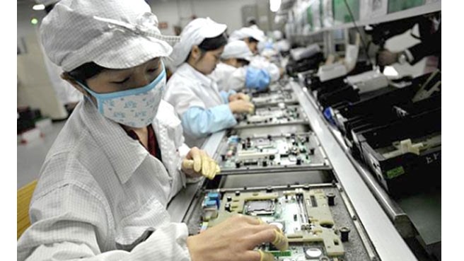 Dans une usine de fabrication des produits électroniques au Vietnam. Photo : baodautu.vn 