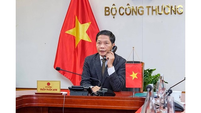 Le ministre du Commerce et de l’Industrie, Trân Tuân Anh, a un appel téléphonique avec le représentant en chef du commerce américain (USTR), Robert Lighthizer. Photo : VNA.