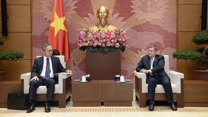 Le président de la Commission des Relations extérieures de l’Assemblée nationale, Nguyên Van Giàu, reçoit l’ambassadeur du Japon au Vietnam, Yamada Takio.