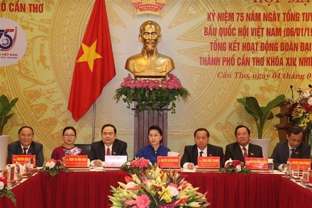 La Présidente de l’Assemblée nationale Nguyên Thi Kim Ngân (au milieu) lors de la cérémonie à Cân Tho, le 4 janvier. Photo : VNA.