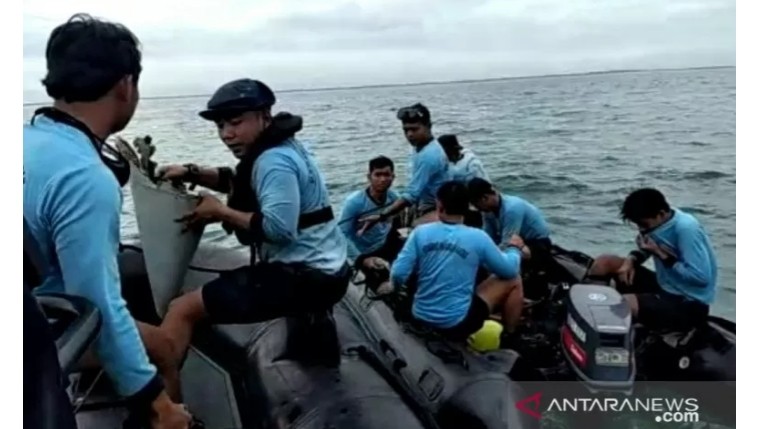 Des plongeurs de la marine indonésienne retrouvent une pièce du vol SJ182, près de l’île de Lancang, le 10 janvier. Photo : antaranews.vn.