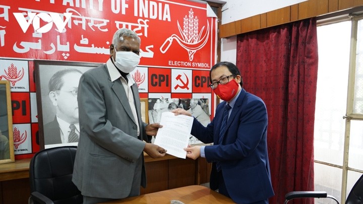 Le représentant de l’Ambassade du Vietnam et le Secrétaire général du Parti communiste indien (PCI) D. Raja. Photo : VOV.