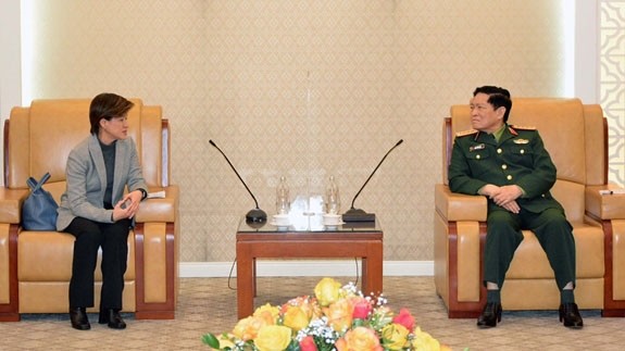 Le ministre de la Défense, le général Ngô Xuân Lich, et l’ambassadrice de Singapour au Vietnam, Catherine Wong. Photo : QDND.