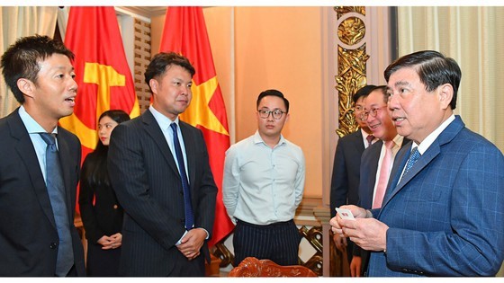 Rencontre entre le président du Comité populaire municipal, Nguyên Thành Phong et le directeur général d’Uniqlo au Vietnam, Osamu Ikezoe. Photo : sggp.org.vn