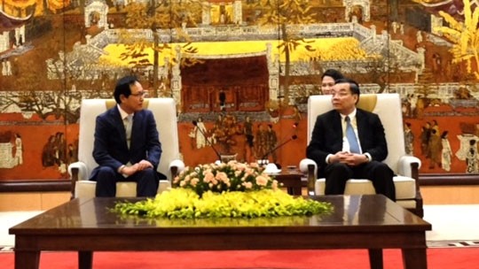 Le président du Comité populaire de Hanoi, Chu Ngoc Anh, et le directeur général de Samsung Vietnam, Choi Joo-ho. Photo : HNM.