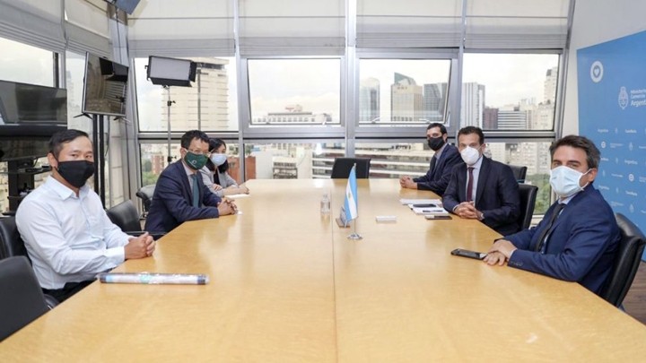 L’ambassadeur du Vietnam en Argentine, Duong Quôc Thanh, a eu une séance de travail avec des responsables du ministère argentin des Affaires étrangères . Photo : BQT.