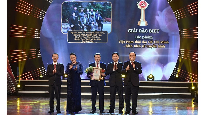 Le Premier ministre Nguyên Xuân Phuc (1er, à droite) et la Présidente de l'Assemblée nationale Nguyên Thi Kim Ngân ont remis le prix spécial. Photo : NDEL.