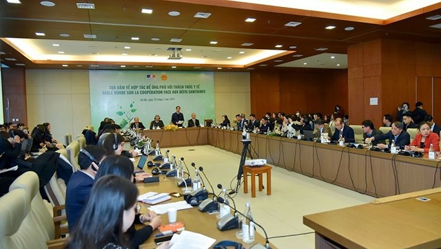 Table ronde sur la coopération face aux défis sanitaires, le 15 janvier à Hanoi. Photo : baoquocte.vn.