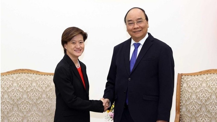 Le Premier ministre vietnamien, Nguyên Xuân Phuc, et  l’ambassadrice de Singapour au Vietnam, Catherine Wong. Photo : BQT.