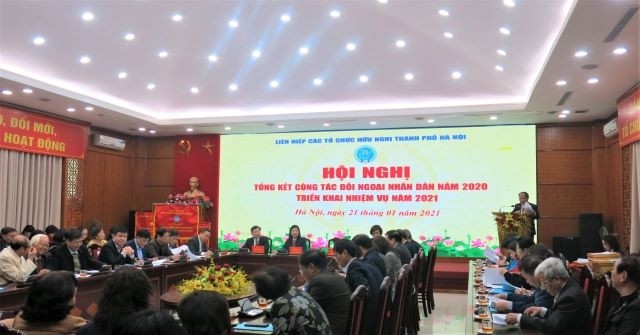 Une réunion pour faire le bilan des activités de l’Union des Organisations d’Amitié de Hanoï s’est tenue après-midi du 21 janvier. Photo : Linh Vi/NDEL.