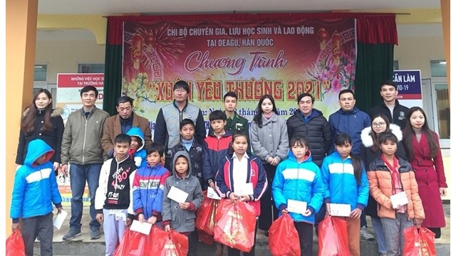 Des Vietnamiens à Daegu offrent 50 cadeaux du Têt traditionnel à des élèves à Quang Binh. Photo : VOV5.