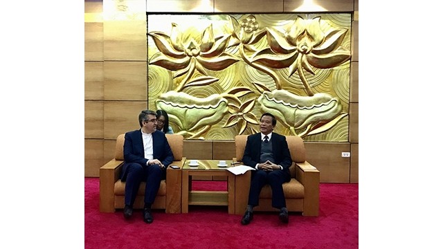 Le président de l’Association d’Amitié Vietnam - Iran, Nguyên Van Pha (à droite) et l’ambassadeur d’Iran au Vietnam, Ali Akbar Nazari. Photo: thoidai.com.vn