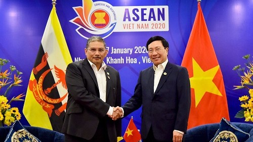 Le Vice-Premier ministre et ministre vietnamien des Affaires étrangères Pham Binh Minh (à droite) et le deuxième ministre des Affaires étrangères du Brunei, Dato Erywan Pehin Yusof, le 17 janvier à Nha Trang. Photo : VGP.