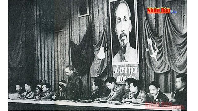 L'Oncle Hô (debout) prononce son discours lors du IIe Congrès national du PCC en 1951. Photo : NDEL.