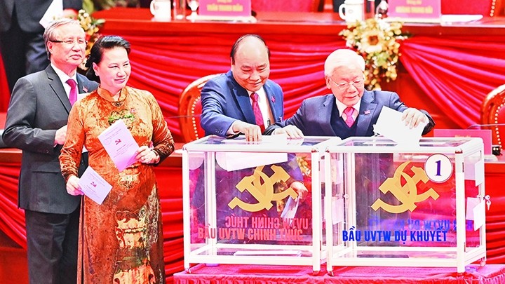 (De droite à gauche) le Secrétaire général du Parti et Président Nguyên Phu Trong, le Premier ministre Nguyên Xuân Phuc, la Présidente de l’Assemblée nationale Nguyên Thi Kim Ngân et et le membre permanent du Secrétariat du Parti Trân Quôc Vuong votent pour élire le Comité central du Parti du 13e mandat. Photo : NDEL.