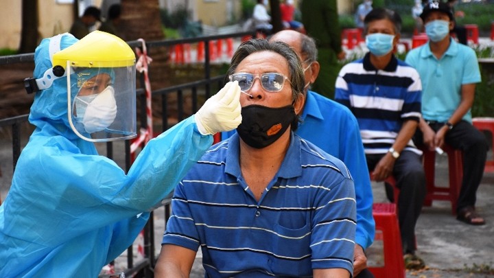 Un agent médical de Dà Nang prélève des échantillons nasopharyngés pour faire le test du Covid-19. Photo : NDEL.