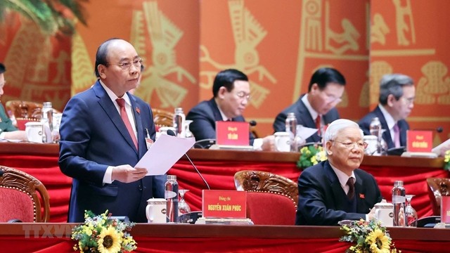 Le Premier ministre vietnamien Nguyên Xuân Phuc (debout) préside la séance de discussion. Photo : VGP.