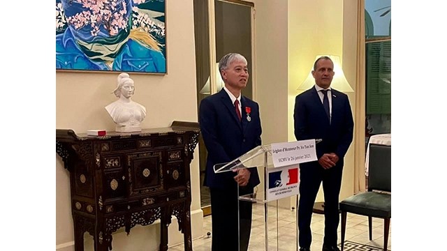  Le professeur associé Vo Tân Son reçoit la légion d’honneur de la France. Photo: Le consulat général de France à Hô Chi Minh-Ville