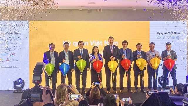 Les délégués assistent à la cérémonie de lancement du projet intitulé « Merveilles du Vietnam » de « Google Arts & Culture ». Photo: VOV