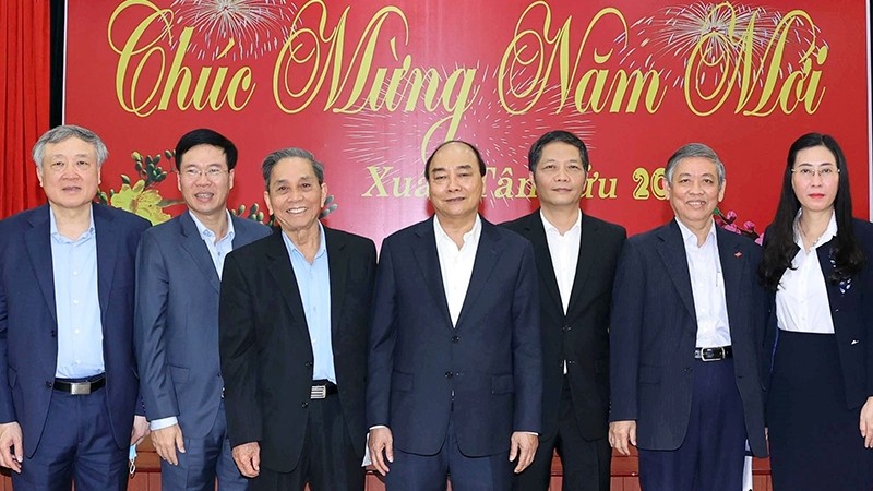 Le Premier ministre Nguyên Xuân Phuc (au centre) lors de la rencontre avec d’anciens dirigeants du Parti, de l’État et des localités de la région centrale, le 6 février à Dà Nang. Photo : VGP.