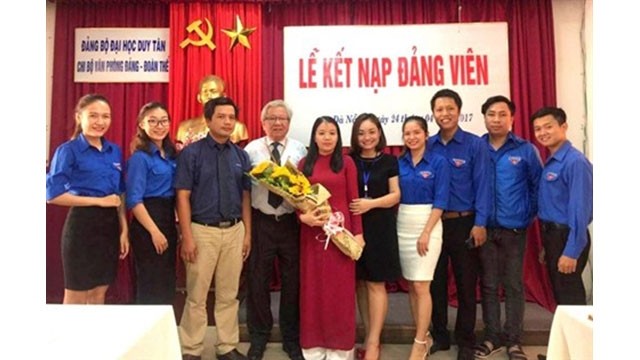 Une cérémonie d'admission d'un nouveau adhérent au Parti à l'Université Duy Tân à Dà Nang (au Centre). Photo : CTV/CVN. 