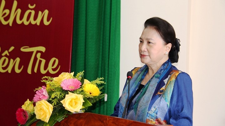La Présidente de l’Assemblée nationale vietnamienne, Nguyên Thi Kim Ngân, prend la parole lors d'une cérémonie de remise de cadeaux à Bên Tre. Photo : NDEL.
