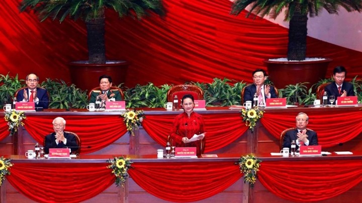 Nguyên Thi Kim Ngân, membre du Bureau politique du XIIIe mandat, présidente de l'Assemblée nationale, a présidé la séance de clôture. Photo : VNA.
