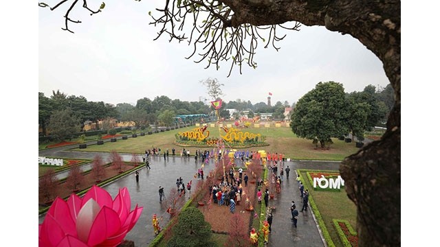 Le « cây nêu » du Têt traditionnel est installé dans la zone du patrimoine mondial de la Citadelle royale de Thang Long. Photo : VNA.