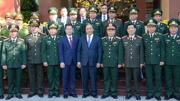 Le Premier ministre Nguyên Xuân Phuc a rendu visite aux forces armées dans la ville de Dà Nang le 12 février.