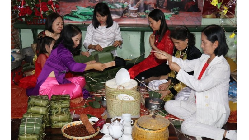 Des Vietnamiens de Vientiane participent à la confection des banh chung. Photo : NDEL.