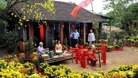Pour les Vietnamiens, le Têt ne cesse d’évoquer une foule de souvenirs et d’images pittoresques et émouvantes. C’est la fête de l’amour, de l’amitié et de la réciprocité dans les sentiments humains les plus beaux. Photo : Zing/VNA.
