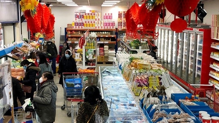 Une gamme complète de produits Têt du Vietnam a été vendue dans les rayons du supermarché Thanh Binh Jeune pour servir les vietnamiens d'outre-mer en France. 