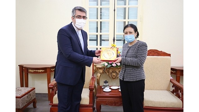 La présidente de l'Union des Organisations d'Amitié du Vietnam (VUFO), Nguyên Phuong Nga, et l’ambassadeur d’Iran au Vietnam Ali Akbar Nazari. Photo : Journal Thoi Dai.