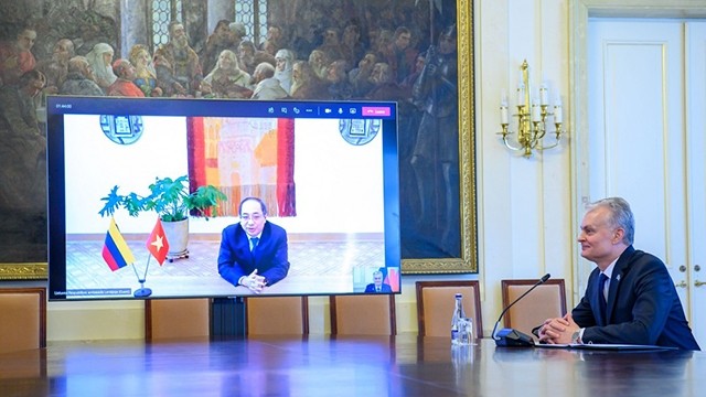 L’ambassadeur Nguyên Hùng et le Président lituanien Gitanas Nauseda (à droite). Photo: baoquocte.vn
