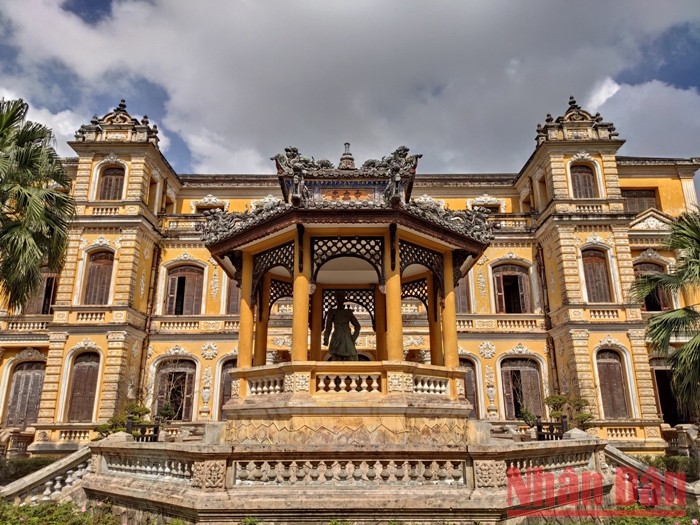 Le Palais An Dinh a été construit en 1917, sous le règne du roi Khai Dinh (Dynastie des Nguyen, 1802-1945), pour son héritier unique Nguyen Phuc Vinh Thuy.
