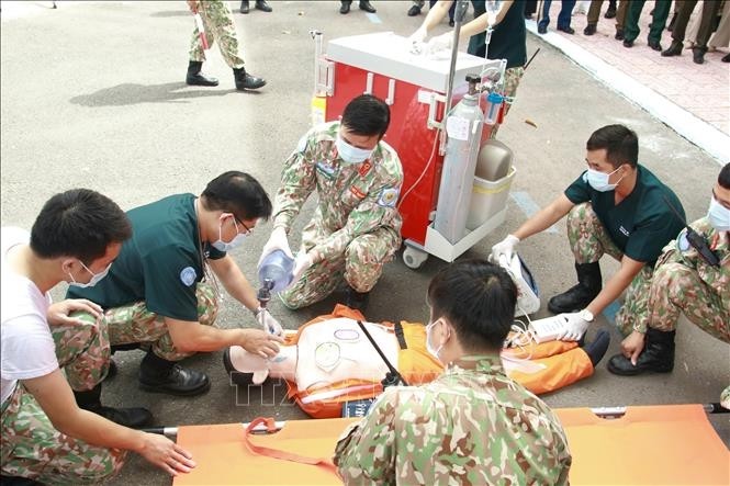 Les officiers et les soldats du 2e hôpital de campagne sont formés aux premiers secours. Photo : VNA.