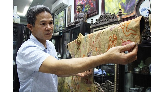 Le collectionneur des tenues royales de toutes sortes, Nguyên Huu Hoàng. Photo : VGP.