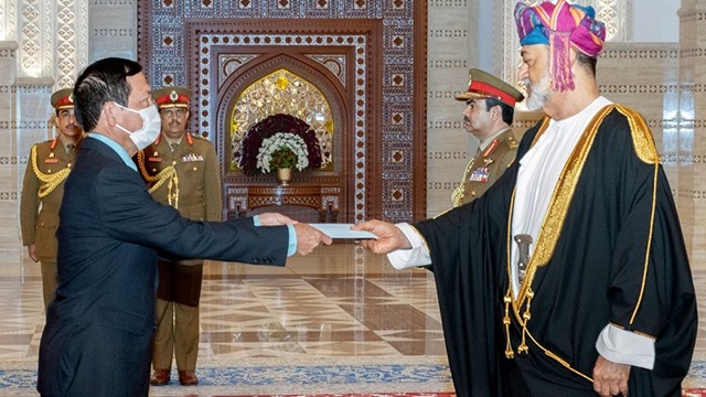 L’ambassadeur vietnamien Vu Viêt Dung présente ses lettres de créance au sultan d’Oman, Haitham Bin Tariq Bin. Photo: baoquocte.vn
