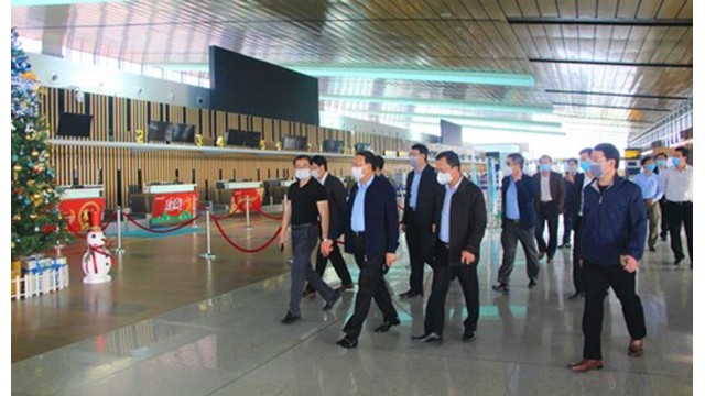 Le secrétaire du Comité provincial du Parti de Quang Ninh, Nguyên Xuân Ky, lors de sa visite d’inspection à l’aéroport international de Vân Dôn. Photo : congan.com.vn