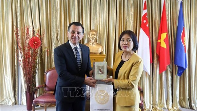 Madame l’ambassadeur du Vietnam Tao Thi Thanh Huong (à droite) remet un cadeau de souvenir à l’ambassadeur jordanien auprès de Singapour et du Vietnam. Photo: VNA