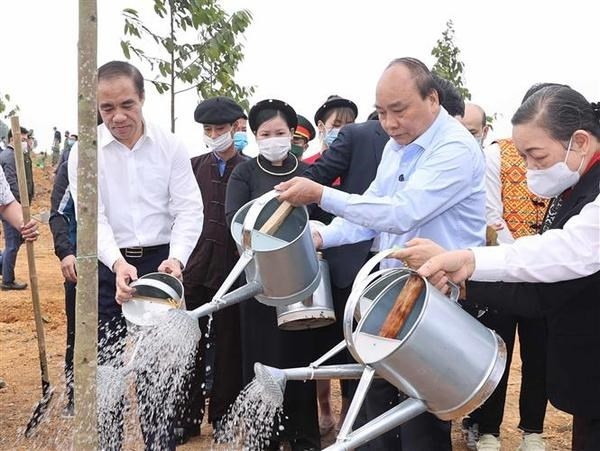 Le Premier ministre Nguyên Xuân Phuc assiste à la cérémonie de lancement du programme de plantation d'un milliard  d'arbres à Tuyên Quang. Photo : VNA.