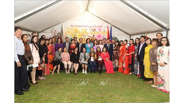  Les représentants de l'ambassade du Vietnam et la communauté vietnamienne en Afrique du Sud. Photo: VNA