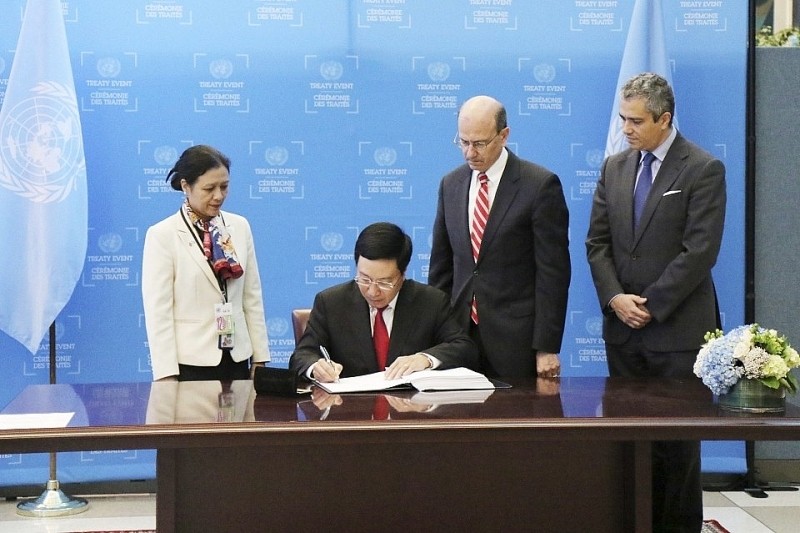 Le vice-premier ministre et ministre des Affaires étrangères, Pham Binh Minh, signe le Traité sur l’interdiction des armes nucléaires au siège des Nations Unies, à New York (États-Unis), le 22 septembre 2017. Photo : Baoquocte.