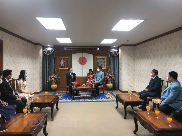 Rencontre entre la délégation de travail de l’Ambassade du Vietnam en Thaïlande et le gouverneur de la province de Udon Thani. Photo : VNA.
