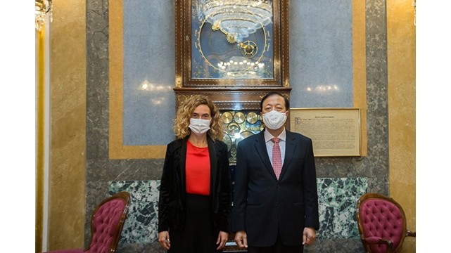L'ambassadeur Hoàng Xuân Hai (à droite) et  la présidente du Congrès des députés espagnol, Meritxell Batet Lamana (à gauche). Photo: https://baoquocte.vn