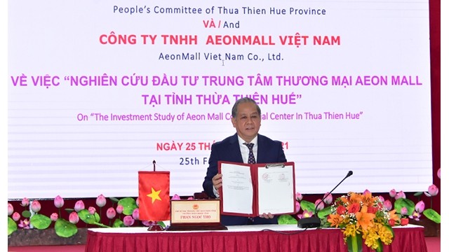 Le président du comité populaire de la province de Thua Thiên Huê signe un mémorandum de coopération pour l’investissement dans un centre commercial AEON MALL. Photo: https://baodautu.vn