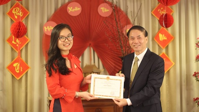 L’ambassadeur vietnamien aux Pays-Bas, Pham Viêt Anh, remet un certificat de mérite à l’Association des étudiants du Vietnam dans ce pays.  Photo: baoquocte.vn