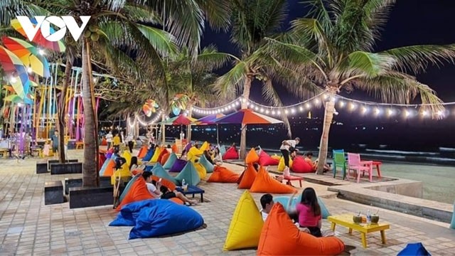 Le programme « Da Nang By Night » propose des activités culturelles et de divertissements nocturnes sur la plage de My An. Photo : VOV.