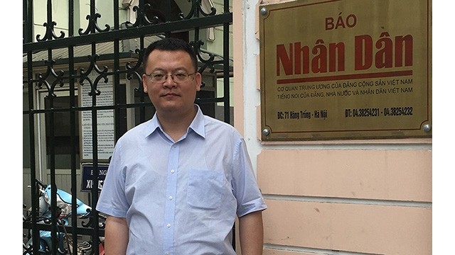 L'auteur pose pour une photo devant le siège du Journal « Nhân Dân ». Cette photo est fournie par l'auteur de cet article.